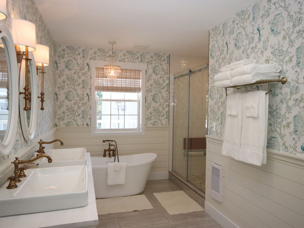 Main Bathroom Upstsirs