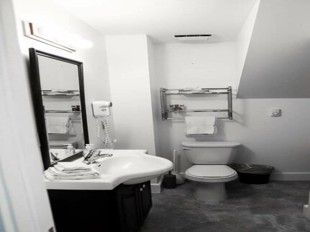 Main Bathroom Upstsirs